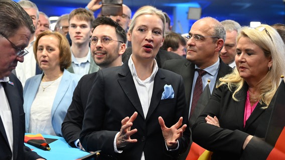 Alice Weidel, Bundesvorsitzende und Kanzlerkandidatin der AfD, steht bei der Wahlparty ihrer Partei im Mittelpunkt. © Sören Stache/dpa Foto: Sören Stache