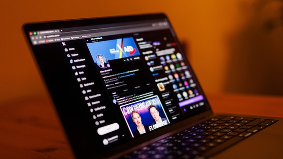 Ein Laptop steht auf einem Küchentisch, während auf dem Display die Webseite X.com aufgerufen ist. © Philipp von Ditfurth/dpa Foto: Philipp von Ditfurth