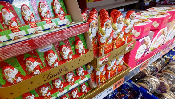 Schoko-Weihnachtsmänner und Lebkuchen in einem Supermarktregal © dpa Foto: Henning Kaiser