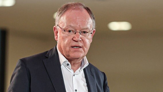 Stephan Weil, Ministerpräsident von Niedersachsen, spricht bei einer Veranstaltung. © Imago Images Foto: Bernhard Herrmann