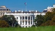 Das Weiße Haus in Washington von der Parkseite aus gesehen im Sonnenschein © dpa Foto: Sören Stache