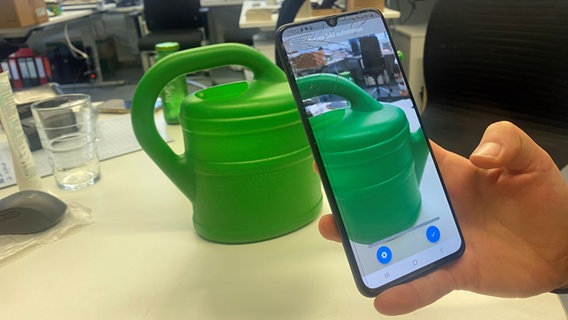 Ein Handy-Kamera erfasst eine Gießkanne. Die Daten werden für die Entwicklung der Recycling-App "Wertis-KI" erhoben. © NDR Foto: Lena Bodewein