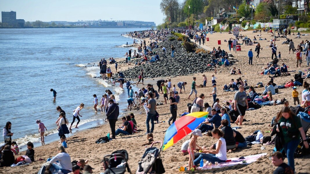 Zahlreiche Menschen genießen am Elbstrand in Hamburg-Övelgönne das warme Wetter am Ostermontag.