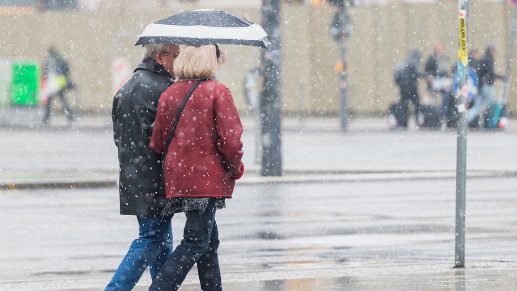 Örtlich Schneefall in Norddeutschland und es droht Glätte