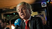 Niederlande, Haag: Geert Wilders, Vorsitzender der Partei für die Freiheit (PVV), beantwortet Fragen der Medien nach der Bekanntgabe der ersten vorläufigen Ergebnisse der Parlamentswahlen. © AP Foto: Peter Dejong