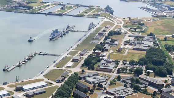 Die Luftaufnahme von einem Versorgungsschiff der Marine, das im Hafen des Marinestützpunkt Heppenser Groden liegt. © picture alliance/dpa Foto: Carmen Jaspersen