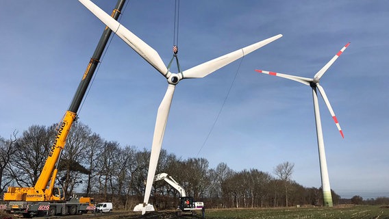 Die Demontage älterer Windkraftanlagen im niedersächsischen Alfstedt hat begonnen. © NDR Foto: Verena von Ondarza