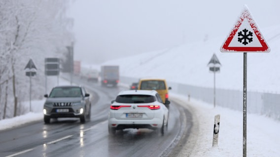 Fahrzeuge sind auf den winterglatten Straßen im Harz unterwegs. © dpa Bildfunk Foto: Matthias Bein