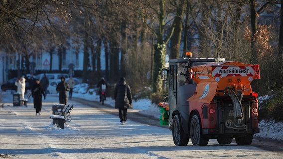 Ein Winterdienst-Fahrzeug der Stadtreinigung Hamburg streut den Fuß- und Radweg an der Alster zwischen Kennedybrücke und Hotel Atlantik. © picture alliance/dpa | Christian Charisius Foto: Christian Charisius