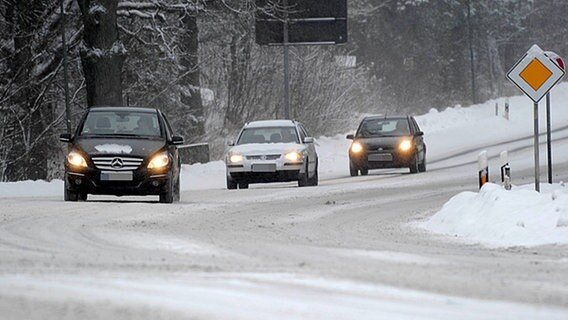 Über eine geschlossene Schneedecke fahren Autos. © dpa Foto: Carsten Rehder