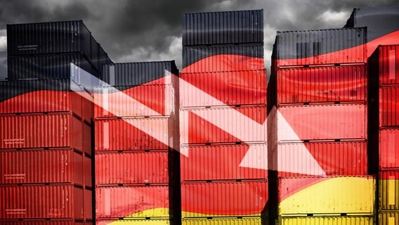 Gestapelte Container in deutschen Nationalfarben mit abwärts gerichtetem Pfeil, Symbolfoto Wirtschaftkrise - Fotomontage © picture alliance / CHROMORANGE Foto: Christian Ohde