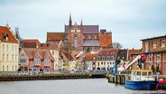 Der Hafen an der Altstadt von Wismar in Mecklenburg-Vorpmmern. © picture alliance Foto: Maren Winter