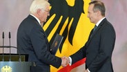 Bundesverkehrsminister Volker Wissing erhält von Bundespräsident Frank-Walter Steinmeier die Ernennungsurkunde zum Justizminister. © dpa bildfunk Foto: Kay Nietfeld