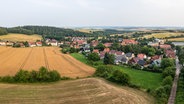 Eine Luftaufnahme mit Häusern im ländlichen Raum. © picture alliance / Zoonar | Daniel Kühne Foto: Daniel Kühne