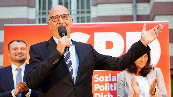 Dietmar Woidke, Ministerpräsident und Vorsitzender der SPD in Brandenburg, steht nach Bekanntgabe der ersten Prognosen bei der SPD-Wahlparty auf der Bühne. © dpa Foto: Kay Nietfeld