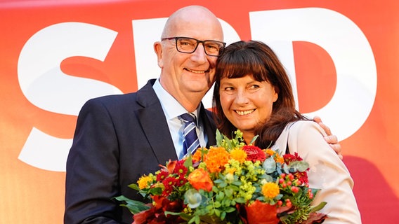 Brandenburgs Ministerpräsident Dietmar Woidke mit seiner Frau Susanne Woidke nach der Bekanntgabe der Prognose für die Landtagswahl in Brandenburg 2024. © dpa Foto: Kay Nietfeld