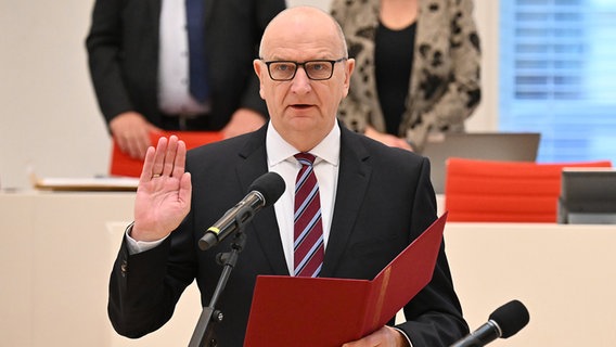 Dietmar Woidke (SPD) bei der Vereidigung nach seiner Wiederwahl zum Ministerpräsidenten von Brandenburg im Landtag in Potsdam. © dpa bildfunk Foto: Sebastian Christoph Gollnow