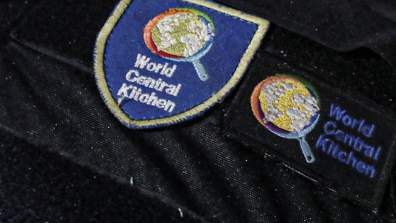 Logo der US-Hilfsorganisation World Central Kitchen auf der Weste eines in Gaza getöteten Mitarbeiters. © picture alliance / ZUMAPRESS.com | Omar Ashtawy 