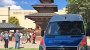 Ein "Wünschewagen" des ASB steht vor dem Hagenbeck Tropen-Aquarium in Hamburg. © NDR Foto: Wiebke Neelsen