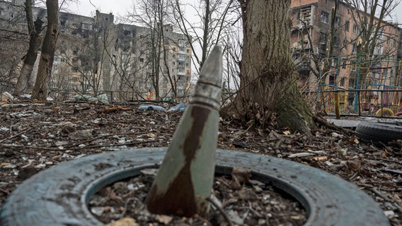 Zerstörte Wohnhäuser im ostukrainischen Wuhledar © Evgeniy Maloletka Foto: AP/dpa