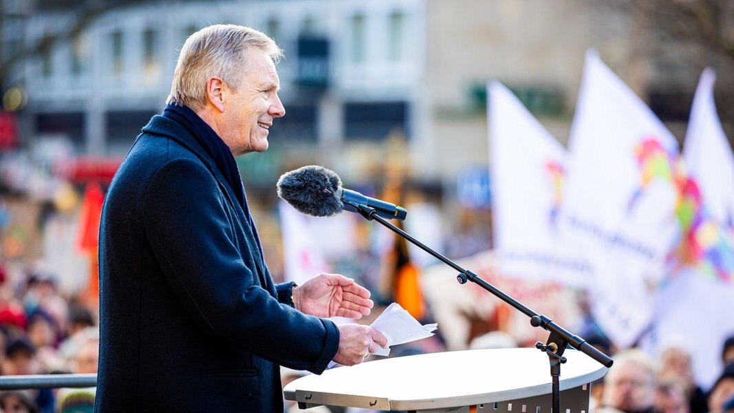 Der ehemalige Bundespräsident Christian Wulff spricht auf einer Demonstration gegen Rechtsextremismus.