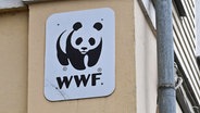 Das Logo des WWF an einer Häuserwand. © Imago Images/ITAR TASS Foto: Maxim Grigoryev