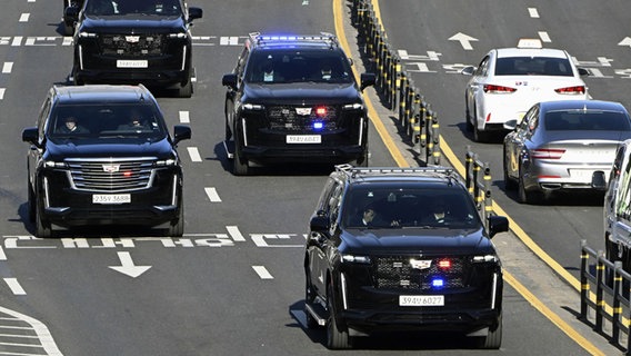 Eine Wagenkolonne, die offenbar den südkoreanischen Präsidenten Yoon Suk Yeol transportiert, ist auf dem Weg zum Amt für Korruptionsermittlungen für hochrangige Beamte. © dpa-Bildfunk Foto: Uncredited/kyodo/dpa