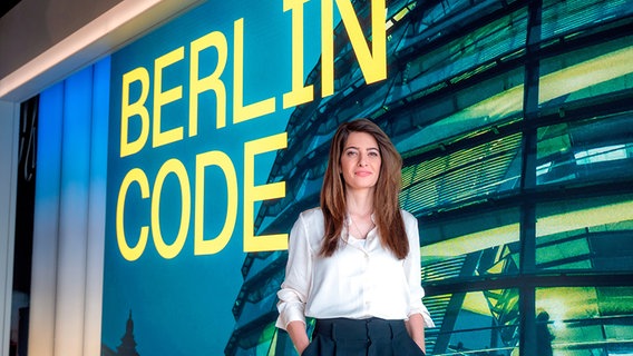 Moderatorin Linda Zervakis steht vor dem Schriftzug "Code Berlin". © ARD-Hauptstadtstudio Foto: Thomas Ernst