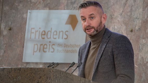 Serhij Zhadan, ukrainischer Schriftsteller und Musiker sowie Träger des Friedenspreis des Deutschen Buchhandels 2022, spricht während der Preisverleihung in der Frankfurter Paulskirche. © picture alliance/dpa Foto: Sebastian Gollnow