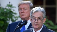 Donald Trump und der Chef der amerikanischen Notenbank Jerome Powell während einer Pressekonferenz vor dem Weißen Haus in Washington 2017. © picture alliance Foto: Photoshot