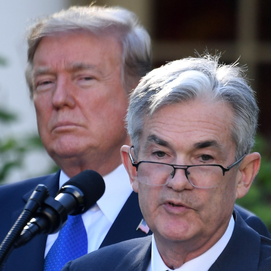 Donald Trump und der Chef der amerikanischen Notenbank Jerome Powell während einer Pressekonferenz vor dem Weißen Haus in Washington 2017. © picture alliance Foto: Photoshot