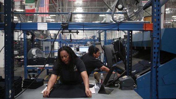 Ciudad Juarez: Angestellte arbeiten in einer Textilfabrik, die T-Shirts herstellt. © Christian Chavez/AP/dpa 