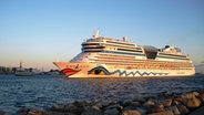 Das Kreuzfahrtschiff AIDAblu läuft in den Hafen von Rostock-Warnemünde ein. © NDR Foto: Carsten Klehn