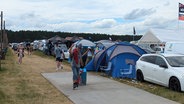 Auf dem Veranstaltungsgelände des Airbeat One haben die ersten Fans ihre Zelte aufgeschlagen. © NDR Foto: Christoph Loose
