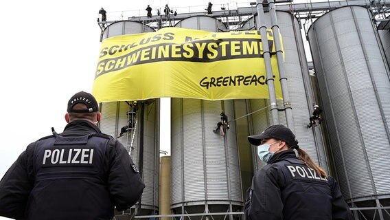 Beim Besuch von Agrarminister Backhaus in Alt Tellin demonstrieren Tierschützer vor der Ruine der abgebrannten Schweinezuchtanlage. © dpa-Bildfunk Foto: Stefan Sauer