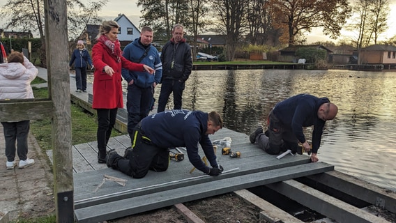 Am Inselsee in Güstrow bauen Handwerker einen Steg für Angler mit Handycap. © Katja Bülow Foto: Katja Bülow