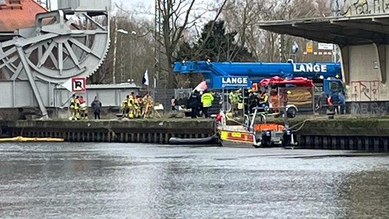 Eine Bergungsunternehmen steht an der Kaikante der in Anklam um einen versunkenen Pkw zu bergen. © Tilo Wallrodt Foto: Tilo Wallrodt