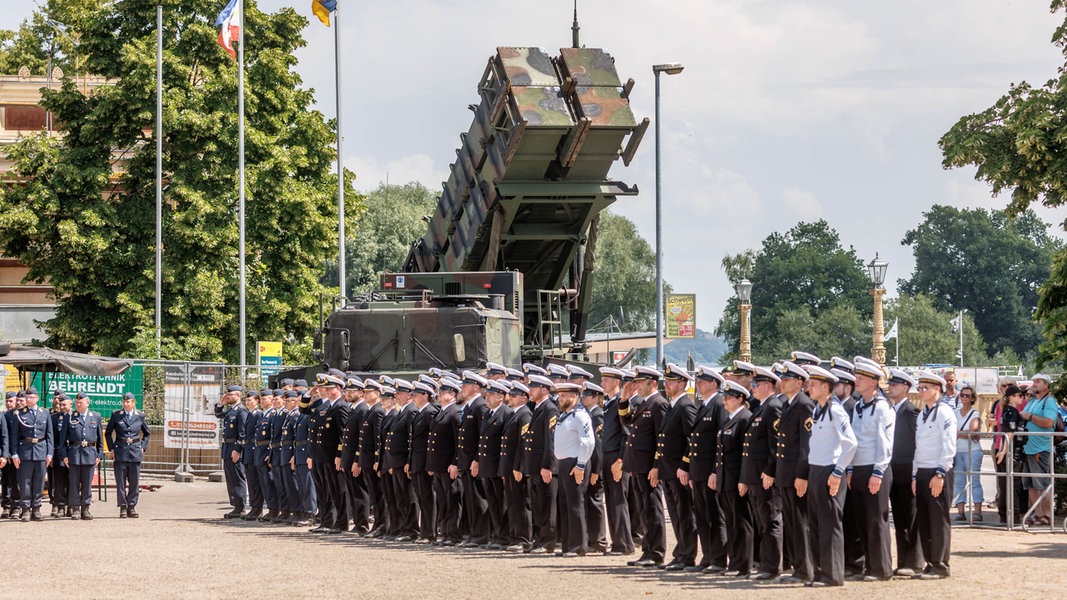 Soldaten der Bundeswehr stehen zum Rückkehr-Appel auf dem Alten Garten in Schwerin. 