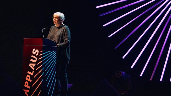 Kulturstaatsministerin Claudia Roth verleiht den Applaus Award © NDR Foto: Alina Boie