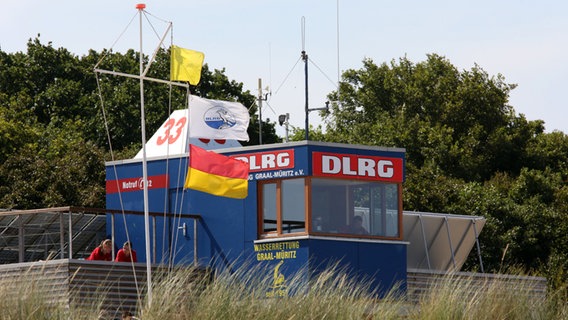 Die gelbe Flagge am DLRG-Rettungsturm im Ostseebad Graal-Müritz signalisiert "Baden und Schwimmen gefährlich". © NDR Foto: Bernd Wüstneck