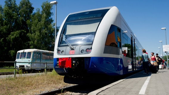 Zwei Züge der Usedomer Bäderbahn stehem im Gleis. © dpa Foto: Stefan Sauer