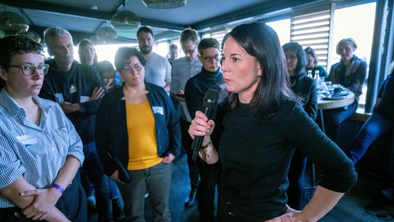 Außenministerin Annalena Baerbock (Bündnis 90/Die Grünen) spricht auf der Bühne in Stralsund während einer Wahlkampfveranstaltung von Bündnis 90/Die Grünen © dpa-Bildfunk Foto: Stefan Sauer