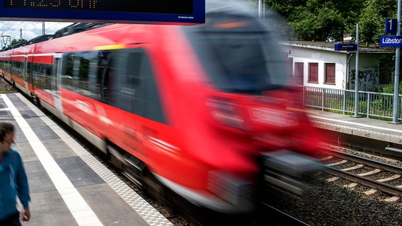 Zug fährt durch Bahnhof © dpa - Bildfunk Foto: Jens Büttner