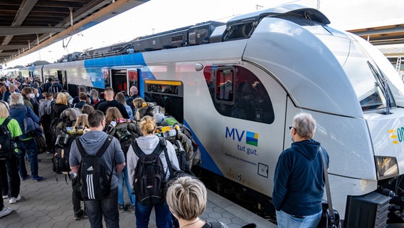 Fahrgäste steigen auf einem Bahnsteig am Bahnhof in einen Regionalzug der ODEG (Ostdeutsche Eisenbahn GmbH). © dpa-Bildfunk Foto: Stefan Sauer