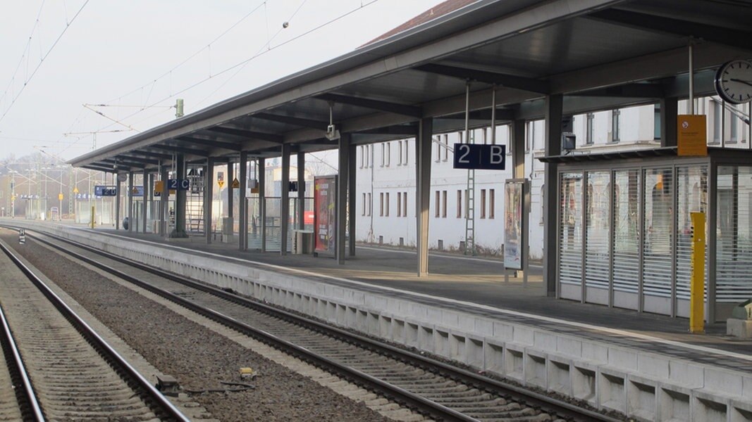 Menschleerer Bahnsteig des Schweriner Bahnhofs.