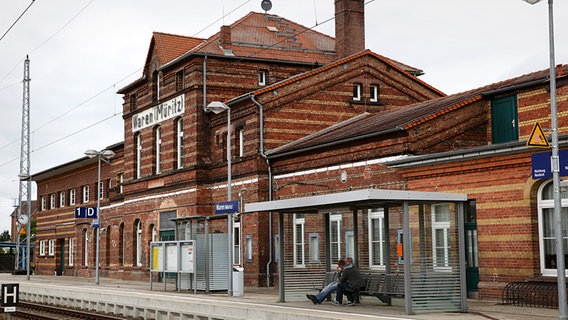 Der Bahnhof in Waren © dpa-Bildfunk Foto: Bernd Wüstneck