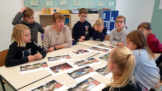 Die Bürgermeisterin von Balow mit Kindern bei der Planung. © NDR 