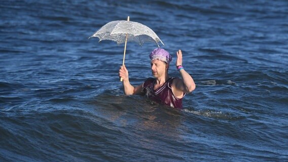Hendrik Duryn, Schauspieler, schwimmt mit einem Badeanzug aus der Jahrhundertwende in der Ostsee. © dpa Bildfunk Foto: Stefan Sauer