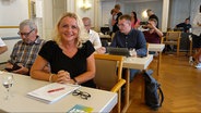 Sylvia Bartsch von der SPD sitzt an einem Tisch. © NDR Foto: Christoph Woest