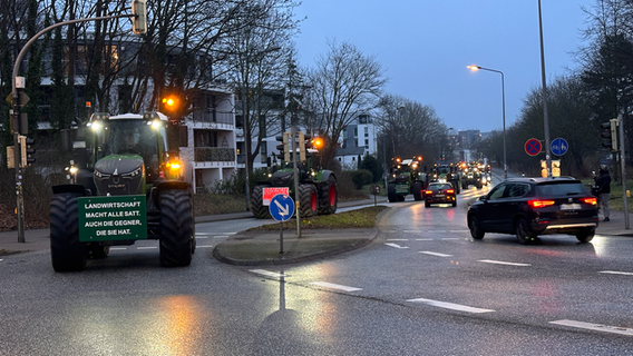 Traktoren auf dem Weg in die Rostocker Innenstadt © NDR Foto: Dennis Mollenhauer